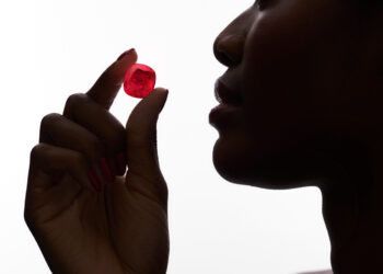 “فيرا جيم” تتعاقد مع “تشاينا ستون” لتوريد الياقوت الموزمبيقي الخام