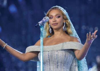 «بيونسيه» تتألق بمجوهرات «تيفاني آند كو» في تكساس