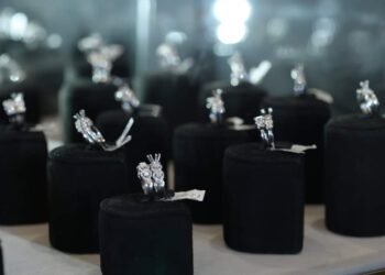 تجارة الألماس تصقل نشاطها مع اقتراب تنفيذ العقوبات على روسيا