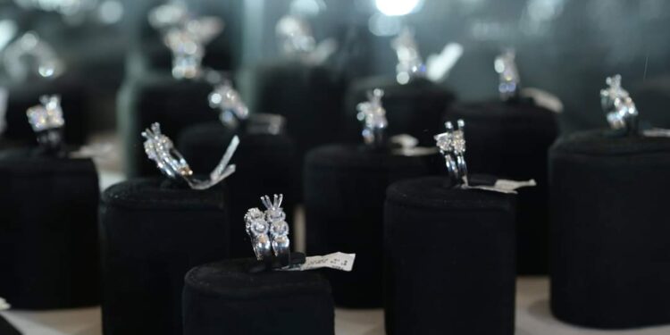 تجارة الألماس تصقل نشاطها مع اقتراب تنفيذ العقوبات على روسيا