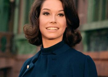 عرض مجوهرات الممثلة الأمريكية “ماري تايلر مور” للبيع في مزاد سوذبيز