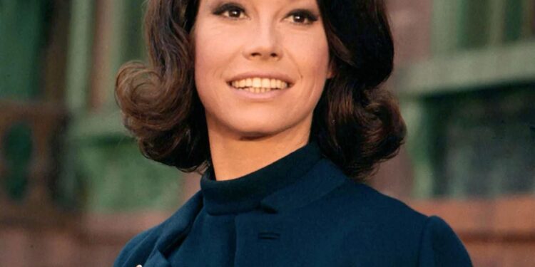 عرض مجوهرات الممثلة الأمريكية "ماري تايلر مور" للبيع في مزاد سوذبيز 94 عرض مجوهرات الممثلة الأمريكية “ماري تايلر مور” للبيع في مزاد سوذبيز