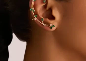 “Songbird” من تصميم The Line و Gemfields، مرصع بالياقوت والزمرد والصور الظلية الهندية