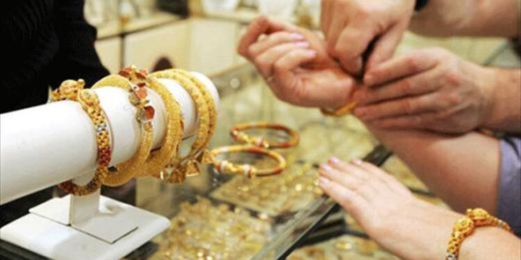 متعاملون: ارتفاع الأسعار قد يدفع المواطنون لشراء الذهب عيار 14 87 متعاملون: ارتفاع الأسعار قد يدفع المواطنون لشراء الذهب عيار 14