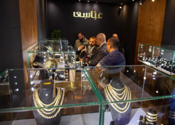 متعاملون: ارتفاع الطلب والدولار وراء وصول الذهب لمستويات تاريخية