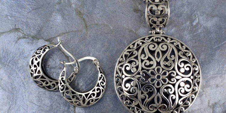 ارتفاع أسعار الذهب ينعش مبيعات الفضة في احتفالات رأس السنة 88 ارتفاع أسعار الذهب ينعش مبيعات الفضة في احتفالات رأس السنة