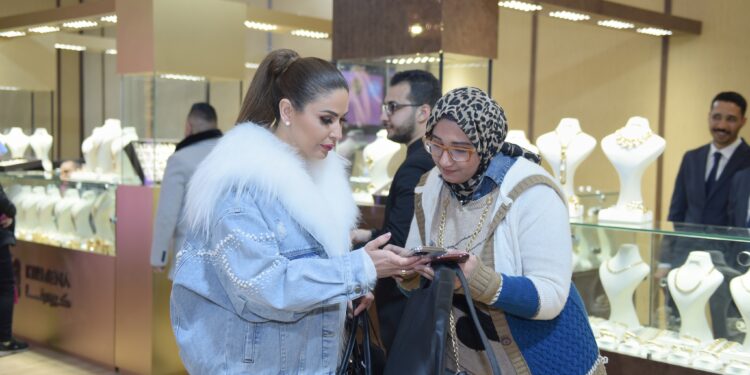 متعاملون: الشهادات الجديدة والبيع العكسي وراء تراجع أسعار الذهب