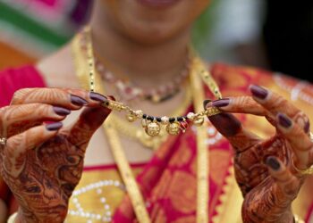 لماذا ترتدي العروس في الهند قلادة “المانجالسوترا”؟