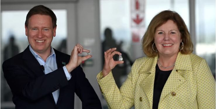 اجتماع قادة شركتي دي بيرز وسيجنت في بوتسوانا لمناقشة الفرص المستقبلية للماس الطبيعي 87 اجتماع قادة شركتي دي بيرز وسيجنت في بوتسوانا لمناقشة الفرص المستقبلية للماس الطبيعي