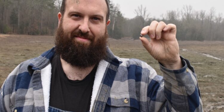 سائح فرنسي يعثر على ماسة وزنها 7.46 قيراط في حديقة أركنساس الأمريكية 92 سائح فرنسي يعثر على ماسة وزنها 7.46 قيراط في حديقة أركنساس الأمريكية