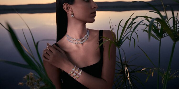 “عزة فهمي” تطرح مجموعة ” اللوتس” من الذهب والفضة