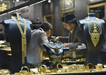 «آي صاغة»: 0.5  % تراجعًا في أسعار الذهب بالبورصة العالمية