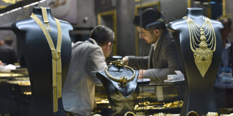 «آي صاغة»: 0.5  % تراجعًا في أسعار الذهب بالبورصة العالمية