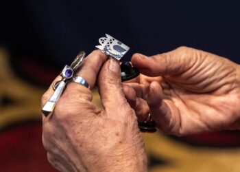 الغرفة التجارية بالقاهرة تنظم  ورشة تدريب “أكسسوارات بالأحجار”