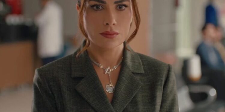 عقد "صبا مبارك" في "بين السطور" من تصميم "عزة فهمي" 92 عقد “صبا مبارك” في “بين السطور” من تصميم “عزة فهمي”