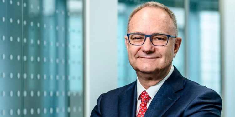 الرئيس السابق لـ "أنجلو أمريكان" ينضم إلى المجلس الاستشاري لـ "ديموند استاندر" 88 الرئيس السابق لـ “أنجلو أمريكان” ينضم إلى المجلس الاستشاري لـ “ديموند استاندر”