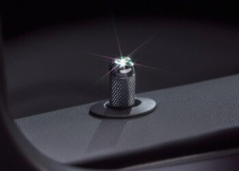 “مرسيدس” ترصع إصدارها الجديد من السيارات بأحجار من الألماس