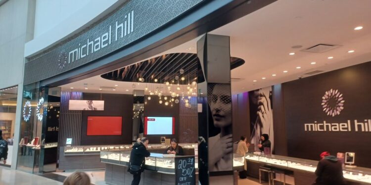 ارتفاع ايرادات “مايكل هيل” إلى 238 مليون دولار في النصف المالي الأول