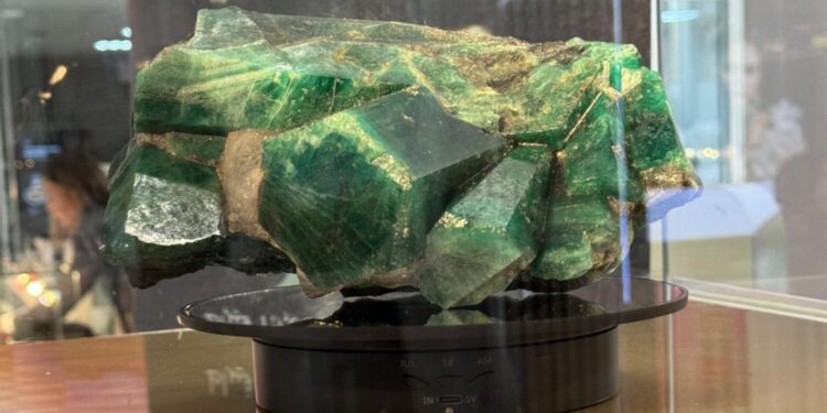 “أمير كافوبو” حجر خام من الزمرد يبلغ ثمنه 2 مليون دولار