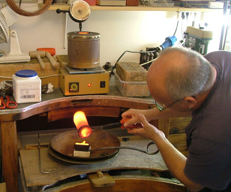 ضبط عصابة للتنقب عن الذهب بطرق غير شرعية بالبحر الأحمر 88 ضبط عصابة للتنقب عن الذهب بطرق غير شرعية بالبحر الأحمر