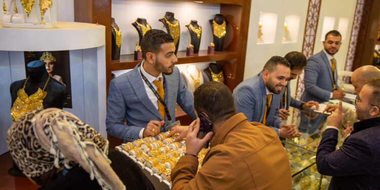 «آي صاغة»: تراجع الدولار يدفع الذهب للهبوط بالأسواق المحلية، وعيار 21 يسجل 2945 جنيهًا