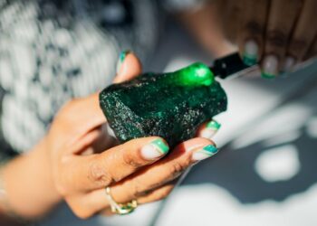 “جريزلي” تبيع حجر زمرد وزنه 4.2 ألف قيراط بأكثر من مليون دولار