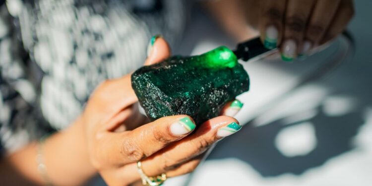 “جريزلي” تبيع حجر زمرد وزنه 4.2 ألف قيراط بأكثر من مليون دولار