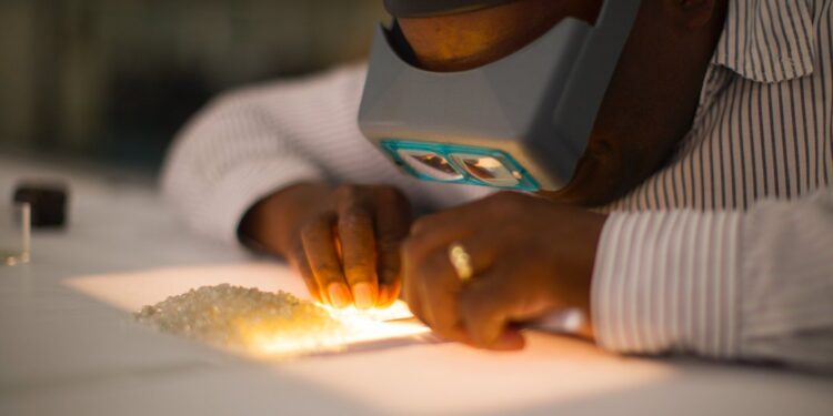 أربعة أسئلة يجب على الولايات المتحدة الإجابة عليها بشأن عقوبات الألماس الروسي