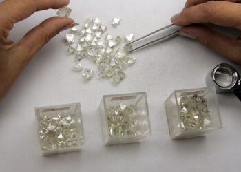 العقوبات الأمريكية.. “كل الألماس مذنبًا حتى تثبت براءته”