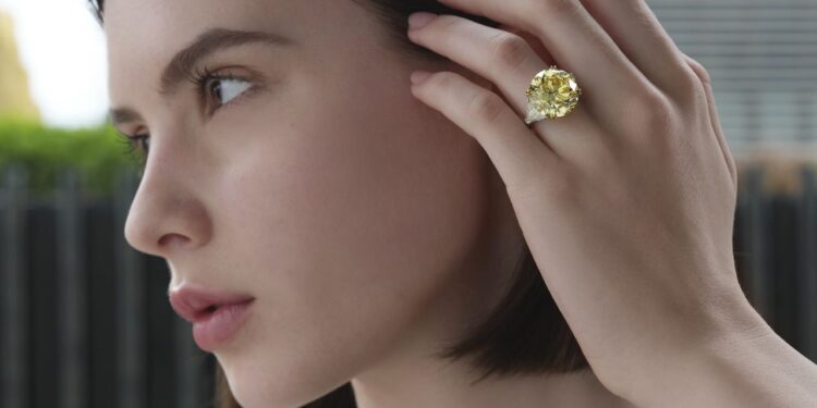 «فيليبس» تحقق 4.1 مليون دولار من مبيعات مزاد المجوهرات في هونج كونج 94 «فيليبس» تحقق 4.1 مليون دولار من مبيعات مزاد المجوهرات في هونج كونج