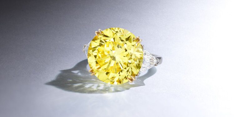 ماسة صفراء معروضة للبيع ومن المتوقع أن تحقق 1.3 مليون دولار 94 ماسة صفراء معروضة للبيع ومن المتوقع أن تحقق 1.3 مليون دولار