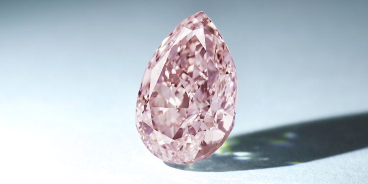 مزادات "بولي" تعرض خاتم من الألماس الوردي يصل سعره إلى 2.3 مليون دولار 94 مزادات “بولي” تعرض خاتم من الألماس الوردي يصل سعره إلى 2.3 مليون دولار