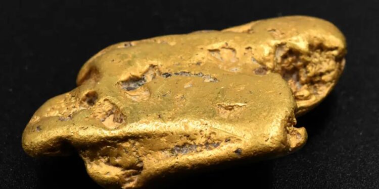 رجل يعثر على كتلة صلبة من الذهب تبلغ قيمتها 38 ألف دولار 90 رجل يعثر على كتلة صلبة من الذهب تبلغ قيمتها 38 ألف دولار