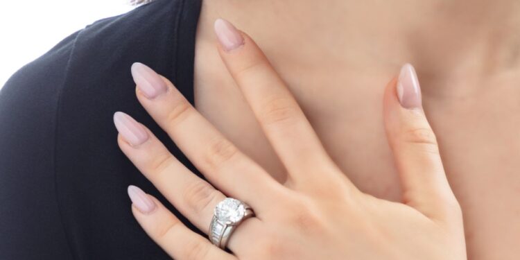 «سوثبي» تحقق 5.9 مليون دولار من مبيعات المجوهرات في مزاد باريس 96 «سوثبي» تحقق 5.9 مليون دولار من مبيعات المجوهرات في مزاد باريس