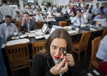 الألماس باسم آخر… الجدل الدائر حول الألماس المصنع معمليًا