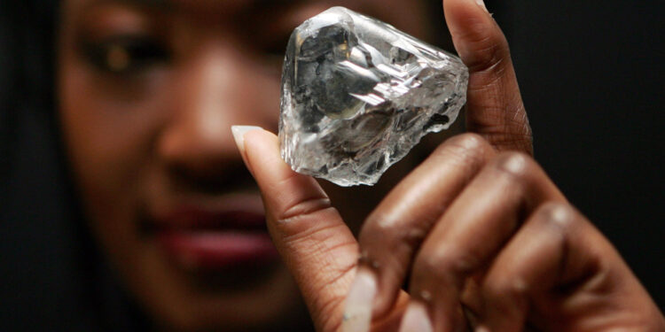 «الأمم المتحدة» تتبنى قرارًا يدعم جهود القضاء على تجارة «الألماس الدموي» 86 «الأمم المتحدة» تتبنى قرارًا يدعم جهود القضاء على تجارة «الألماس الدموي»