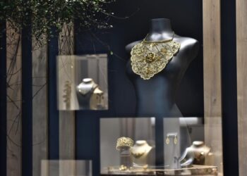 «آي صاغة»: ارتفاع طفيف بالسوق المحلية وتصريحات الفيدرالي الأمريكي تدفع الذهب للتراجع عالميًا