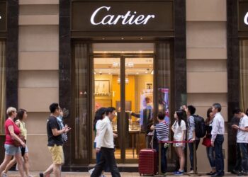 الطلب الآسيوي القوي يعزز مبيعات مجوهرات ريتشمونت