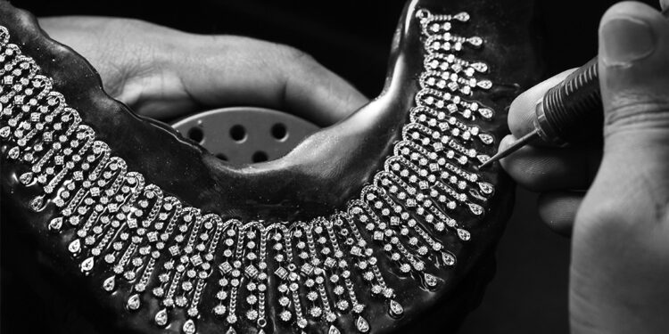 انخفاض إيرادات مجوهرات “آسيان ستار” بنسبة 21٪ في العام المالي الماضي