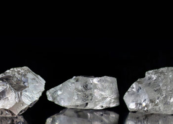 ثلاثة أحجار من الألماس الخام تحقق 10.5 مليون دولار في مناقصة بدبي