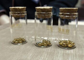 في الصين.. إقبال من الشباب على شراء حبيبات الذهب