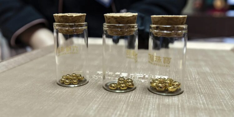 في الصين.. إقبال من الشباب على شراء حبيبات الذهب