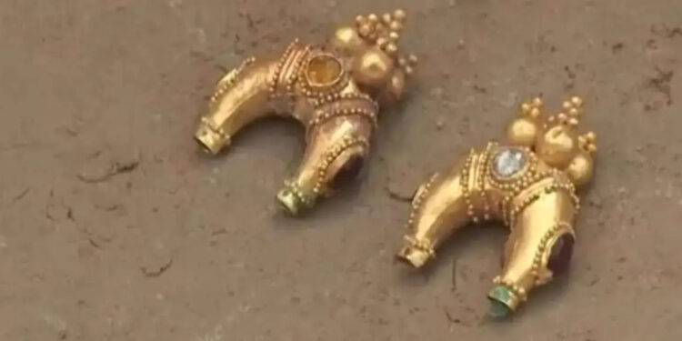 علماء الآثار يكتشفون مجوهرات ذهبية قديمة في منطقة تركستان 90 علماء الآثار يكتشفون مجوهرات ذهبية قديمة في منطقة تركستان