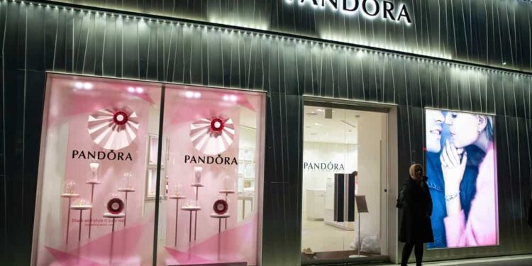 باندورا: المستهلكون الشباب يقودون طفرة مبيعات الألماس المصنع معمليًا