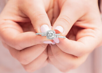 معهد الأحجار الكريمة الأمريكي يقدم لعملائه تقارير مجوهرات جديدة