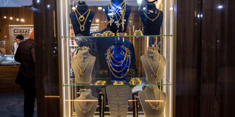 «آي صاغة»: ضعف الدولار ورهانات خفض الفائدة تدفع الذهب للصعود 88 «آي صاغة»: ضعف الدولار ورهانات خفض الفائدة تدفع الذهب للصعود