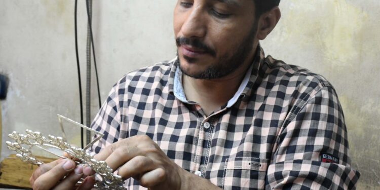 «الشفتشي».. مهنة مهددة بالاندثار 98 «الشفتشي».. مهنة مهددة بالاندثار