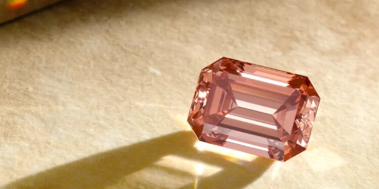 خاتم ألماس يفوق التوقعات ويحقق 1.9 مليون دولار في مزاد المجوهرات بنيويورك 92 خاتم ألماس يفوق التوقعات ويحقق 1.9 مليون دولار في مزاد المجوهرات بنيويورك