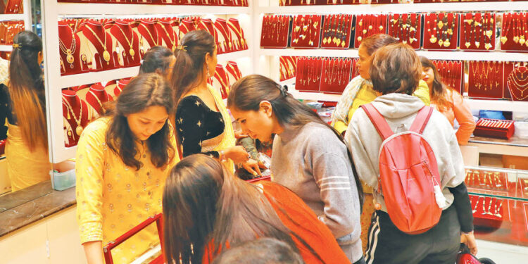 “اتحاد تجار الذهب والفضة”: الضرائب الحكومية ترفع أسعار الذهب