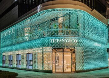 واجهة متجر «تيفاني آند كو» شنجهاي مغطاة بنحو 6988 ألف ماسة زجاجية